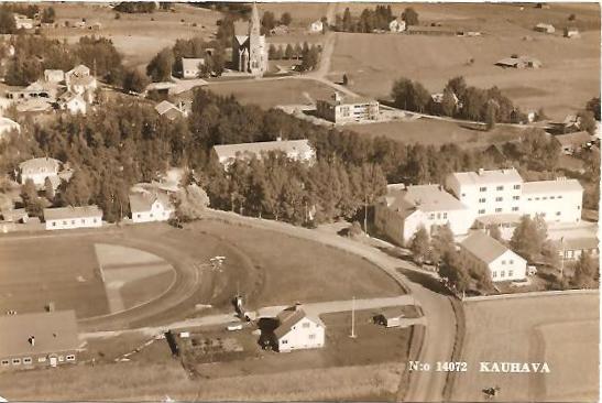 KAUHAVA
Veljekset Karhumäen kuva no. 14072 vuodelta 1960. Oikealla Yhteiskoulu, tien toisella puolen urheilukenttä, taustalla kirkko. Kortti ei ole kulkenut postissa.
