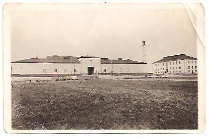 KAUHAVA
Ilmasotakoulun rakennuksia. oikealla koulurakennus, joka valmistui v. 1931, siitä vasemmalle linnarakennus.
