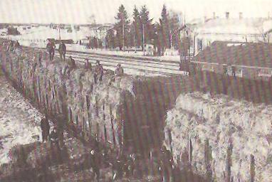 KAUHAVA
Junaan lastataan heinäkuormaa Kauhavan asemalla 1920-luvun loppupuolella. Taustalla näkyy asemarakennus.
