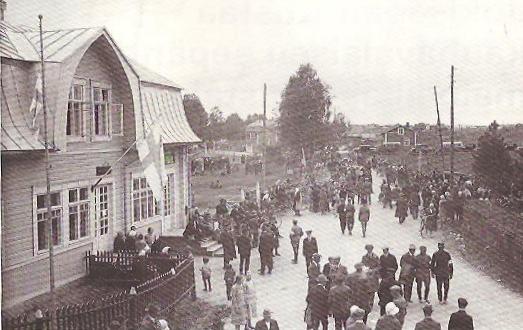 KAUHAVA
Maraton-juoksun olympiakarsinnat v. 1928 pidettiin Pukkilassa eli kirkonkylällä. Yleisöä oli seuraamassa runsaasti. Tapahtumasta on tehty ainakin tämä yksi kortti.
