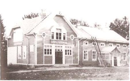 KAUHAVA
Kauhavan Säästöpankin ensimmäinen oma talo Pukkilassa eli kirkonkylällä. Vanhempi osa talosta oli aikaisemmin nimismies Adolf Hägglundin talo. Kuva on Kauhavan historia-kirjasta.
