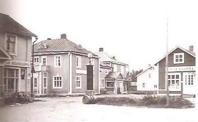 KAUHAVA
Kauhavan Osuuskaupan toimitiloja kirkonkylällä. Kuva on 1930-luvulta. 
