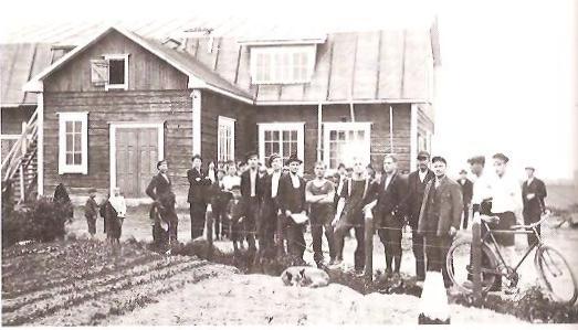 KAUHAVA
Kauhavan Nahkatehdas ja sen työväkeä 1920-luvulla. Kuva on Kauhavan historia I-osasta.
