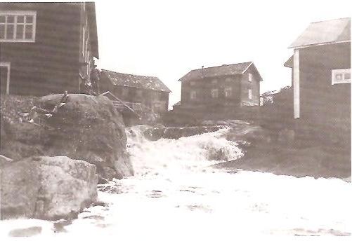 KAUHAVA
Jylhän yläkoski 1930-luvulla. Mylly vasemmalla.
