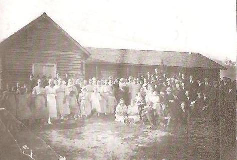 KAUHAVA
Hirvijoen Työväenyhdistyksen talo pihanpuolelta v. 1919. Talo rakennettiin v. 1909. Kuvassa kesäjuhlat v. 1919. Lapualaisaikoina yhdistys lakkautettiin ja talo myytiin pakkohuutokaupalla ja siitä tuli nuorisoseura Oravan kylään.
