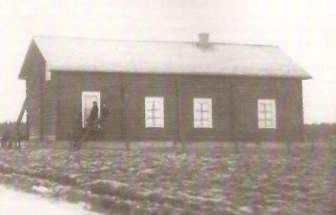 KAUHAVA
Hirvijoen Nuorisoseuran ensimmäinen talo. Talo ostettiin Lappajärveltä v. 1904 ja pystytettiin vuokratontille samana vuonna, Nuorisoseura perustettiin vasta 1905. Talo remontoitiin täysin v. 1934. Talo paloi v. 1946 ja uusi talo rakennettiin muutaman vuoden kuluttua.
