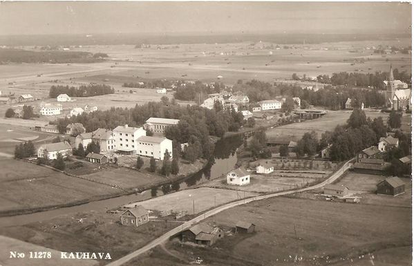 KAUHAVA
Veljekset Karhumäen kortti, kuva no. 11278 vuodelta 1955. Kirkko oikealla, yhteiskoulun vaaleat rakennukset vasemmalla. Kortin on lähettänyt v. 1956 sotaväessä oleva poika Halliin, mainitsee, että tulee lomalle ja laittakaa rahaa tililleni...
