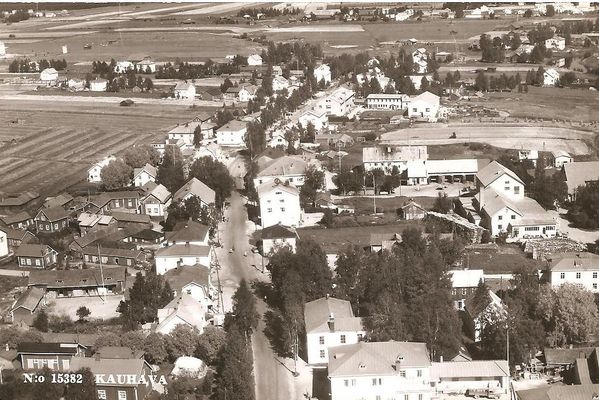 KAUHAVA
Veljekset Karhumäen kortti, kuva no. 15382, kuva on otettu v. 1960. Edessä oikealla on Heinon liiketalo, Nikolai Karin tehtaat oikeassa reunassa keskivaiheilla. Saarisen Kutomo, harmahtava rakennus tien mutkan jälkeen oikealla, purettiin v. 2012 ja tilalle rakennettiin asuin-liiketalo.
