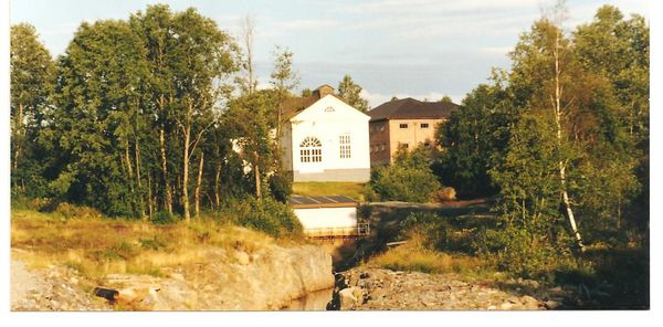 KAUHAVA
Jylhän sähkölaitos ja mylly vuonna 2007. Kuva on otettu vastarannalta Seppo Hirsimäen tontilta rannalta. Kuva Valto Salonperä.
