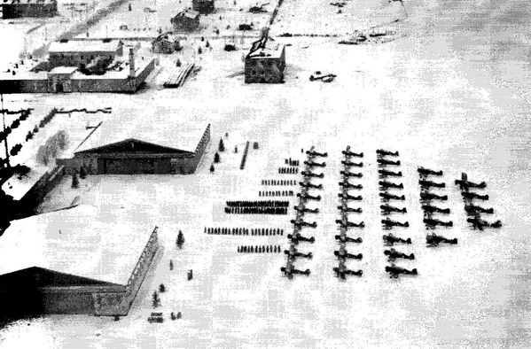 KAUHAVA
Ilmasotakoulun lentokoneet muodostelmassa katselmusta varten 1930-luvulla. 
