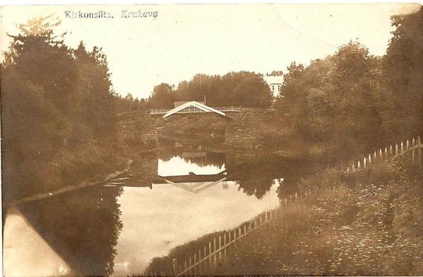 KAUHAVA
Kirkonsilta 1910-luvulla. Kortti on postitettu 15.4.1921. Os. Neiti Kerttu Timonen, Helsinki. Lähettäjä Helmi lähettää lämpimät terveiset pohjolasta ja kiittelee syntymäpäiväkorteista, joita hänelle tuli 9 sekä kirjeitä 4. Hauskaa on ollut.
