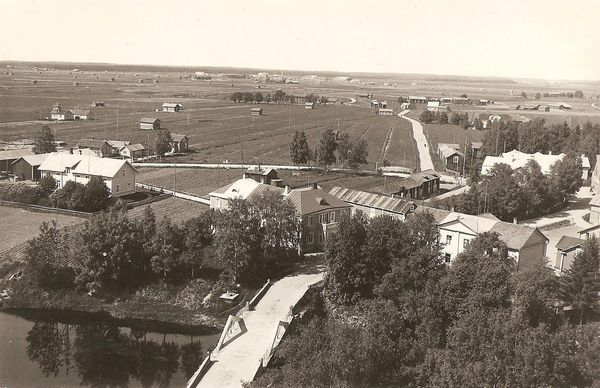 LAUHAVA
Kuva on otettu kirkontornista 1920-luvun paikkeilla. Kuvasuunta pohjoiseen, vähän on taloja vielä, kun vertaa aikaisempaan on ainakin latoja tullut lisää.
