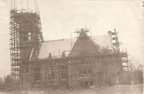 KAUHAVA
Uuden kirkon rakennustyöt menossa noin vuonna 1924. Kuvaaja on näköjään ennakoinut kirkon jokeen tippumisen... tai ainakin sinnepäin se oli kaatumassa, torniosa vajosi 16 cm, kunnes paalutuksilla asia korjattiin v. 1962.  Kirkon suunnitteli arkkitehti Josef Stenbäck. Kirkko maksoi 4 miljoonaa silloista markkaa, kustannusarvio oli 2,5 milj. mk, eli budjetointi oli kuin nykypäivää jo silloinkin. Sisämaalaus uudistettiin 1960-luvulla, mutta siinä kyllä mentiin aivan harakoille. Entinen olisi ollut todella kaunis, nyt on mitäänsanomaton turhanpäiväinen.
