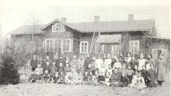 KAUHAVA
Pelkkikankaan koulu. Koulu alotti toimintansa 1927.
