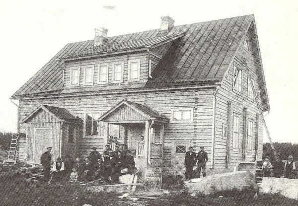 KAUHAVA
Oravan koulun rakennustyöt loppuvaiheissaan v. 1924.

