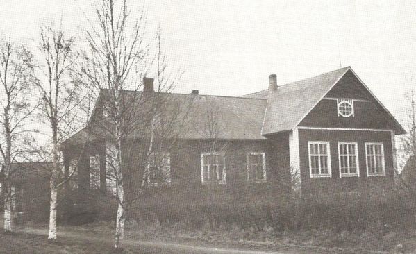 KAUHAVA
Pelkolan koulu 1980-luvulla. Koulurakennus valmistui v. 1919. Sitä ennen koulu toimi vuokratiloissa, koulupiiri perustettiin 1916.
