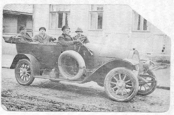 KAUHAVA
Kauhavan poikia Vaasassa autoajelulla 1909. Ylikylän Nuorisoseuran merkkikeräystä 1947. Kerääjä Jenny Kalliokoski. Kuva saatu Etelä-Pohjanmaan Nuorisoseuran arkistosta.
