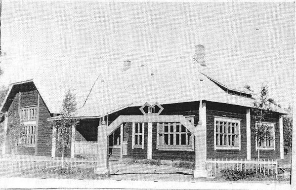 KAUHAVA
Ylikylän Nuorisoseuran talo, portti edessä. Kuvan on ottanut Väinö Tuomaala 1952. Kuva on saatu Etelä-Pohjanmaan Nuorisoseuran arkistosta.

