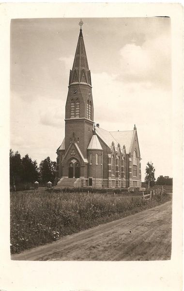 KAUHAVA
Uusi kirkko lounaasta kuvattuna aika pian valmistumisensa 1925 jälkeen. Kortti on postitettu 13.3.1929, vastaanottaja Siiri Meri, Uusikaupunki. Lähettäjä kyselee vointia ja kertoo voineensa hyvin itse ja lähettää terveisiä monille. Ei kustantajamerkintöjä näkyvissä.

