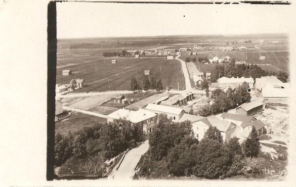 KAUHAVA
Kortti on kuvattu vanhan kirkon tornista suoraan pohjoiseen. Harvakseen on taloja vielä kirkonkylällä. Kuvan ottoaika lienee noin 1910-1915 paikkeilla. Ei ole kulkenut postissa.
