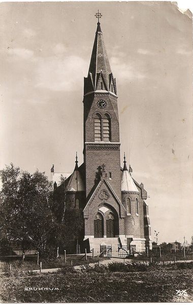 KAUHAVA
Kauhavan kirkko vuonna 1940. Kuvan on tuottanut firma M V.   Herra Kustaa Korpela perh. Ylihärmä Korpela, on vastaanottaja. "Onnea vuodelle 1943 toivottaa Väinö Mäki"
