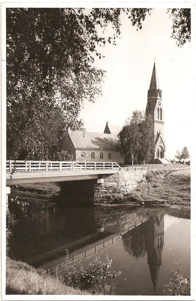 KAUHAVA
Kirkko, siunauskappeli ja kirkon silta. Kuvan tuottaja on Albin Aaltonen. Kortti on kulkenut postissa Kauhava 28.6.63, teksti takana: Hei Äiti ja Isä. Kesäloma on muuten alkanut hyvin, saunan katto vaan paloi Menkijärvellä. Ensi viikon alussa lähdemme koko sakki Saimaalle... Saija, Reijo, Iiro
