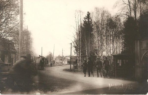 KAUHAVA
Kirkonkylää, oikeassa reunassa näkyy hämärästi Nuorisoseuran portti ja taustalla ovat Apteekki, Työväentalo ja Kansallis-Osake-Pankki. Kortti ei ole kulkenut postissa, lienee 1920-luvun lopulta.
