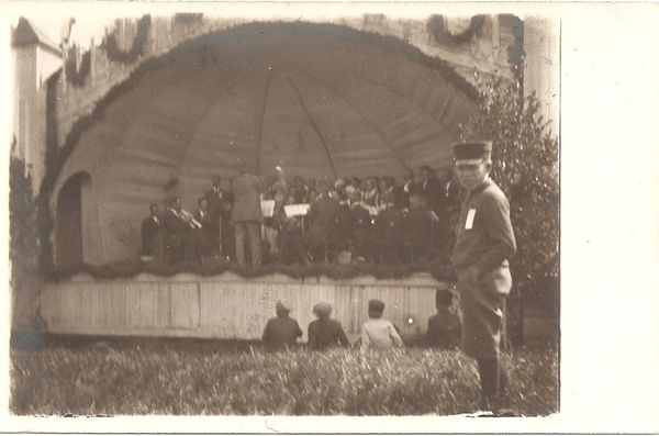 KAUHAVA
Nuorisoseuran kesäjuhlilta 26.6.1921. Esiintymislava, orkesteri soittaa.
