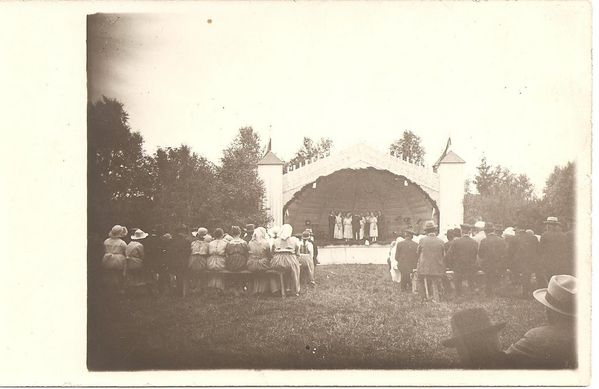 KAUHAVA
Nuorisoseuran kesäjuhlilta 26.6.1921. Sekakuoro laulamassa.
