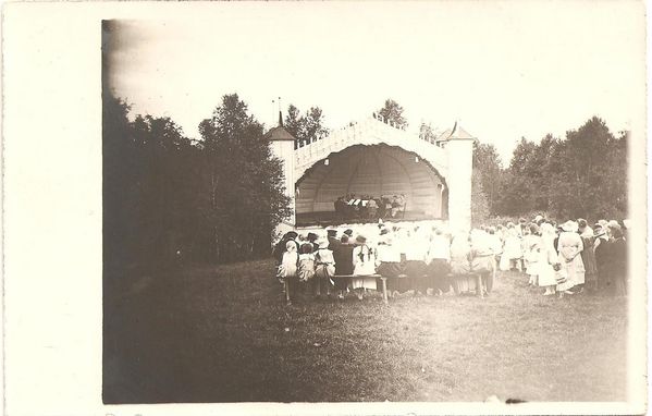 KAUHAVA
Nuorisoseuran kesäjuhlilta 26.6.1921. Orkesteri soittaa. 
