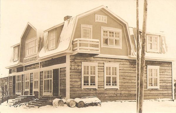 KAUHAVA
Kauhavan Osuuskaupan toimitalo Lauttamuksessa Kauppatien-Fransuntien risteyksessä, nykyinen linja-autoasema on tämän takana. Kortti on 1930-luvun lopulta, ei ole kulkenut postissa.
