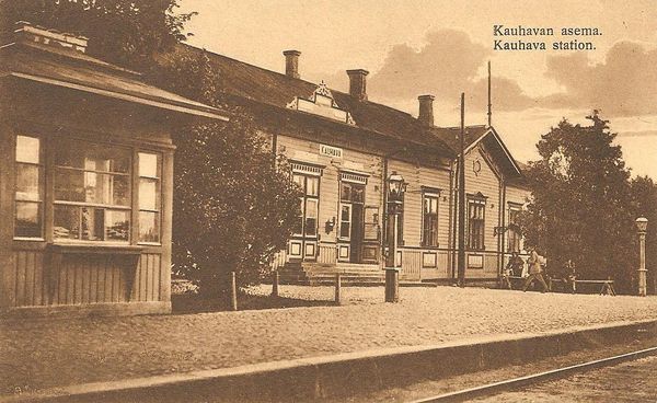KAUHAVA
Kauhavan asema noin vuonna 1900. Kortin on tuottanut J & L eli Juusela & Levänen Tampereelta, sarjanumero 82/372. Rautatiekioski vasemmalla. Kortti ei ole kulkenut postissa. 
