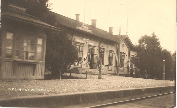 KAUHAVA
Kauhavan asema noin 1910 paikkeilla. Kortin on tuottanut Rautakirja. Kioski on edelleen vasemmalla. Kortti ei ole kulkenut postissa.
