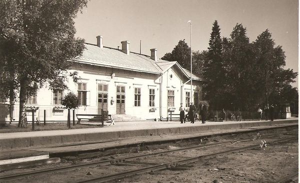 KAUHAVA
Kauhavan asema 1950-luvun loppupuolella. Kortin on tuottanut Albin Aaltonen. Kioski on muuttanut asemarakennuksen eteläpäähän. Kortti ei ole kulkenut postissa. 
