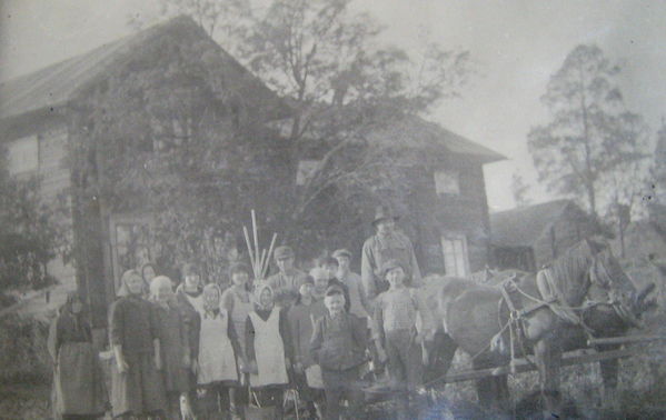 KAUHAVA
Mäkijärven talonväki Mäenpäässä lähdössä heinätöihin. Kuva on 1910-luvulta. Ei ole kulkenut postissa.
