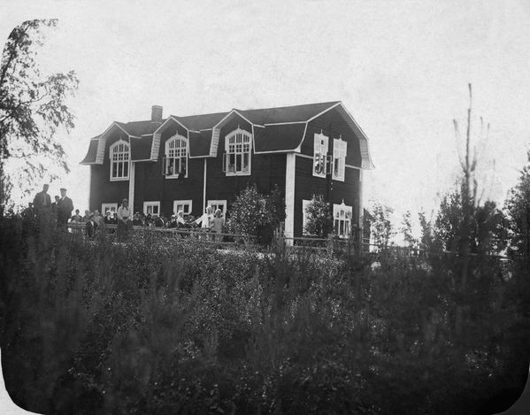 KAUHAVA
Ylikylän Työväentalo vastavalmistuneena v. 1913, kun toinen kerros oli rakennettu taloon. Kuva on saatu Työväen arkistosta.
