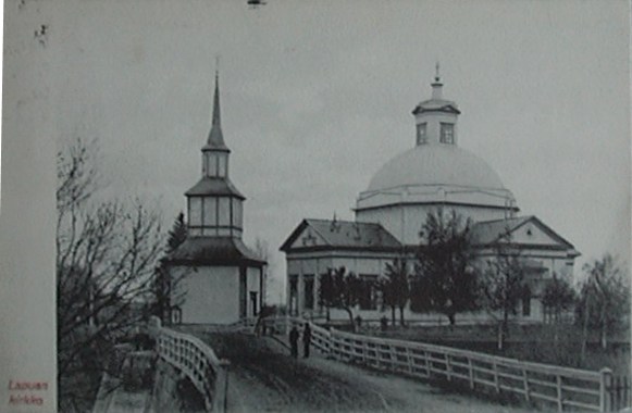 Lapuan kirkko
Kortti on postitettu Valkeakoskelta Helsinkiin 28.VII.08. Lähettäjä I. K on vieraillut Lapualla muistorikkailla juhlilla. Kortti on Jaakko Hissan tuotantoa 1900-luvun alkupuolelta.
