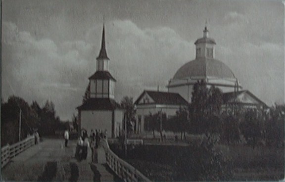 Lapuan kirkko, tapuli ja silta.
Kortti on postitettu Lapualta Ostolaan eli Ähtäriin 7.7.1923 Rouva Sanny Randelinille, lähettäjä on Edit Wecksell. Terveisiä lähettää ja kiitoksia!
