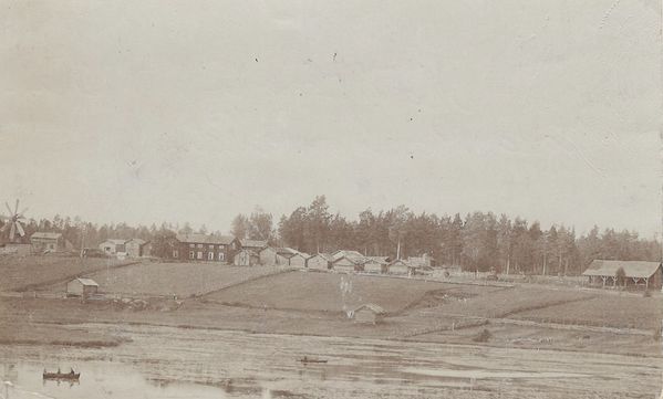 Kauhava, Mäkijärven talon rakennukset noin vuonna 1900. Vasemmalta ensin tuulimylly, sitten meijeri, kärrylato, vilja-aittoja, talo ja sen takana toinen talo, jossa oli talon palvelusväen asunnot. Sittten on ilmeisesti sauna ja pitkä rivi aittoja ym. Takana puulato. Oikealla viimeisenä riihi. Edessä on järven rannalla kaksi heinälatoa.
