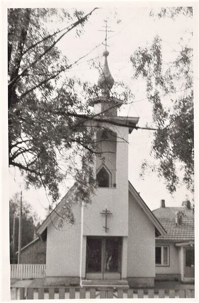 Lapuan Ortodoksinen kirkko
Kortissa ei ole kustantajamerkintöjä. On 1960 paikkeilta. Kortti on postitettu Lapualta 8.7.1963, Johtajatar Ilta Salomaalle os. Ruhala, Lastenkoti.  Lähettäjä on Helmi, joka toivottaa hyvää nimi- ja syntymäpäivää ym.
