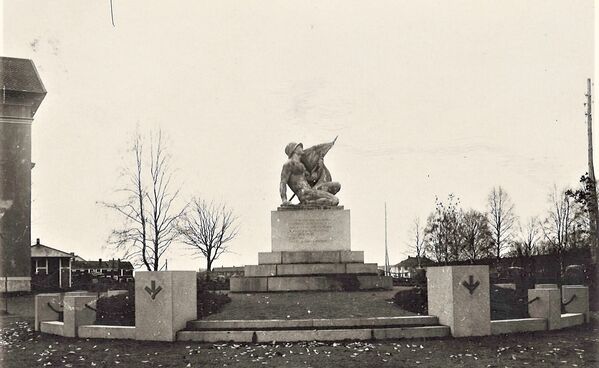 Lapua, 1918 muistopatsas
Kortti, lähetetty: Pvaunu 8, 8.XII.32, K. Maisteri Anna Isoniemi, Helsinki, Meritullinkatu 5. "Parhaat onnittelut Annalle koko meidän komppanialta. Aino ja Eino L."
