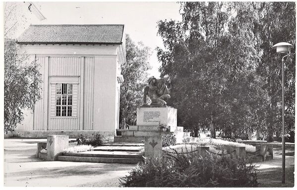 Lapua, Sankaripatsas
Ilma-Foto, Lohja tuottanut kortin. Ei ole kulkenut postissa. 1960-luvulta.
