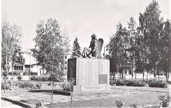 Lapua, talvi- ja jatkosodan muistomerkki
Kortti, kustantaja Ilma-Foto. Ei ole kulkenut postissa. 1960-luvulta.
