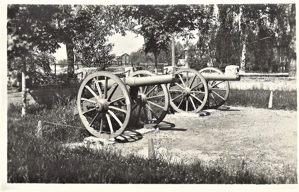 Lapua, kirkkomaan tykit
Vuoden 1918 taistelujen tykit. J Syväojan tuotantoa oleva kortti. Ei ole kulkenut postissa.
