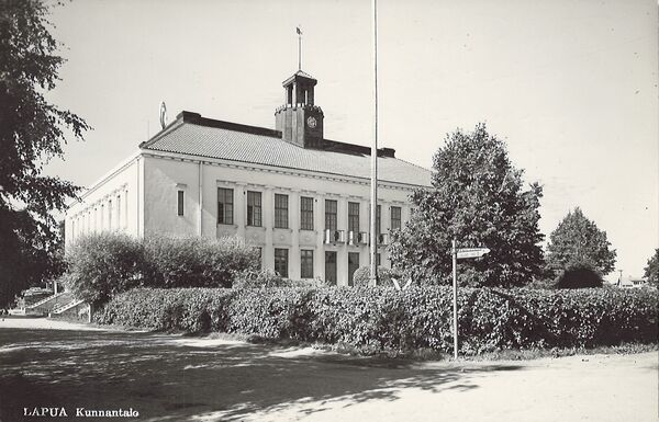 Lapuan kunnantalo
Forte-kortti 1960-luvun alusta.
Takana teksti: "Tässä talossa on Lapuan kunnanvaltuusto, piispan yksityisasunto, tuomiokapituli sekä kunnan virastoja, kihlakunnanoikeus. Talo sijaitsee lähellä Lapuan asemaa. Talosta aseman suuntaan on Lapuan (entinen) linja-autoasema. Talon omistaa kunta." 
