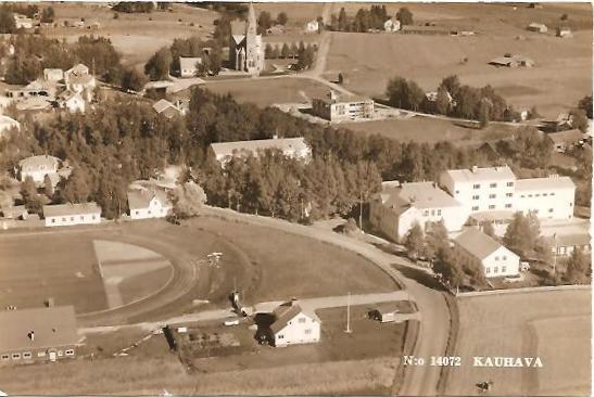 KAUHAVA
Veljekset KarhumÃ¤en kuva no. 14072 vuodelta 1960. Oikealla Yhteiskoulu, tien toisella puolen urheilukenttÃ¤, taustalla kirkko. Kortti ei ole kulkenut postissa.
