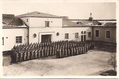 KAUHAVA
Ilmasotakoulun linnarakennus 1930-luvun alkupuolelta. Joukot valmiina operaatioon. TÃ¤ssÃ¤ rakennuksessa olivat kasarmit ja pÃ¤Ã¤vartio sekÃ¤ huoltotiloja.
