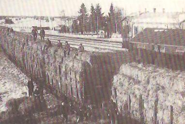 KAUHAVA
Junaan lastataan heinÃ¤kuormaa Kauhavan asemalla 1920-luvun loppupuolella. Taustalla nÃ¤kyy asemarakennus.
