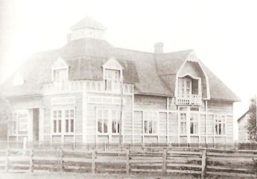 KAUHAVA
Teritorni tuotiin Kauhavalle 1910-luvun paikkeilla. Se oli sitÃ¤ ennen Karjalan Kannaksella huvilana. Helsingin Osake-Pankki toimi talossa 1917-1957, sen jÃ¤lkeen rakennuksessa on ollut ravintola- ja monenlaista muuta toimintaa. Talo sijaitsee aivan rautatien tuntumassa lÃ¤nnenpuolella Kauppatien varrella.
