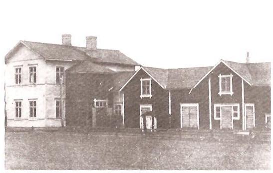 KAUHAVA
Kauhavan Puukkotehdas FrÃ¤ntilÃ¤ssÃ¤. Puukkotehdas perustettiin v. 1898, perustajina olivat Jaakko KujanpÃ¤Ã¤ ja Kustaa Somppi sekÃ¤ vaasalainen kauppias G Garenius. Rakennus oli kauppias Salinin entinen meijeri. Laajennuksia tehtiin v. 1906. Tehdas toimi 1930-luvun puolivÃ¤liin saakka.
